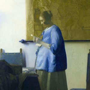 Brieflezende vrouw in het blauw